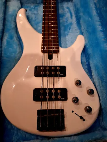 Baixo Yamaha TRBX304 - Branco - 4 Cordas - Ativo - Excelente Estado