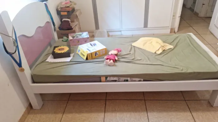 Cama solteiro com colchão