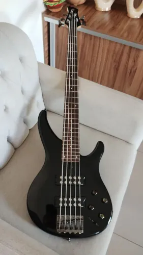 Baixo Yamaha 5 cordas