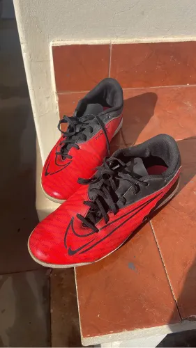 Chuteira Nike Phantom GX Society - Vermelha e Preta - Tam 41