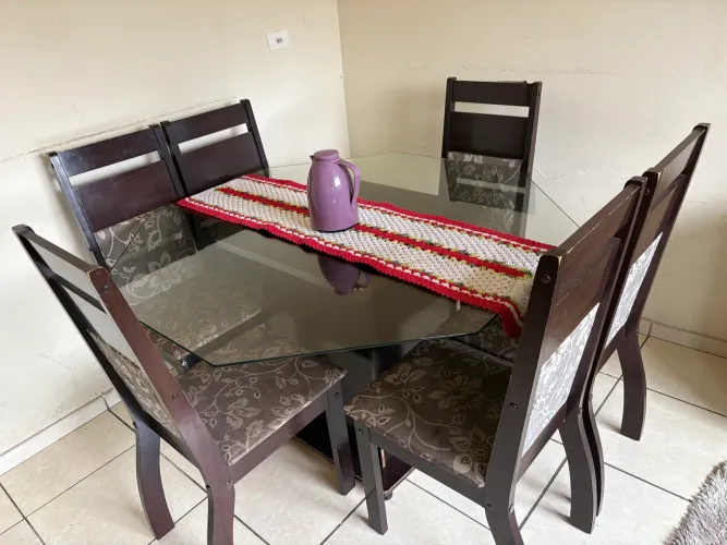 Mesa com 6 cadeiras