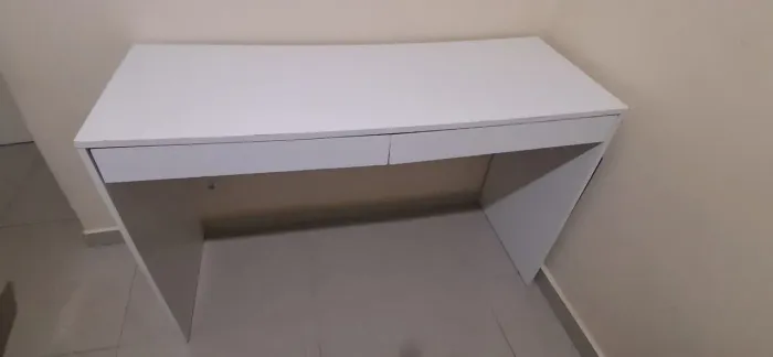 Mesa branca com duas gavetas