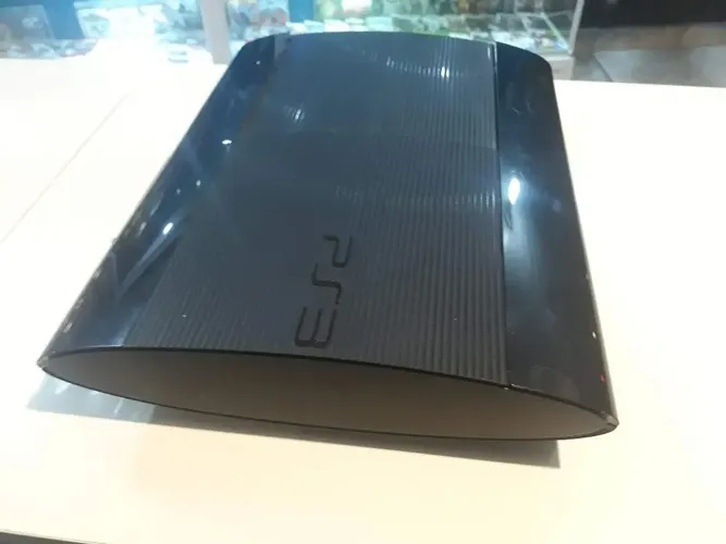 Vendo PLAYSTATION 3 em ótimas condições, Desbloqueado com 10 jogos no HD e dois controles.