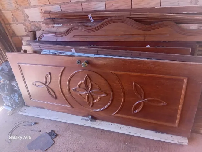 Conjunto de portas, esquadrias e alisares, muito bom 2000 reais tudo ,falar com Juliano 9