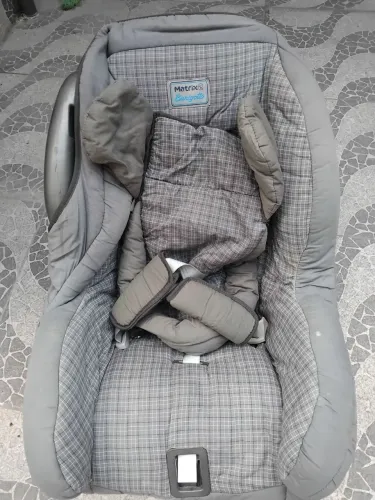 Cadeirinha de bebê para carro...