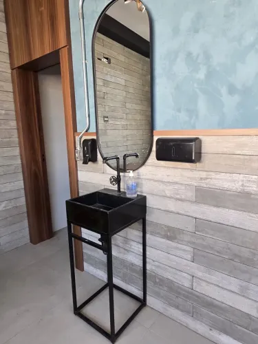 Lavabo preto com espelho arqueado 