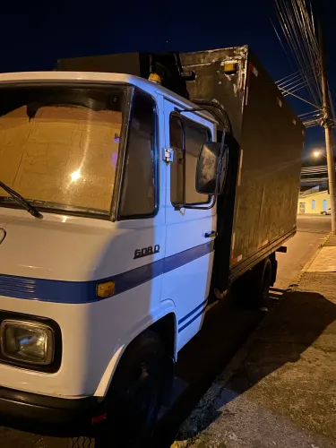 Caminhão 608D com baú isotérmico 