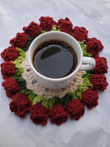 Porta copos de crochê branco com tulipas vermelhas 