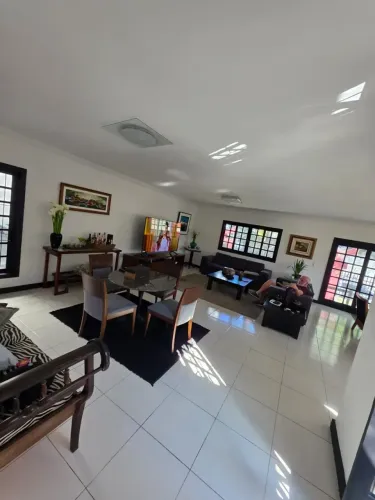 Incrível casa com piscina, 04 quartos sendo 2 suites no Centro