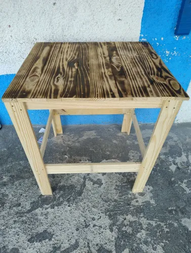 Mesa de pinos