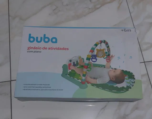 Ginásio de atividades com piano