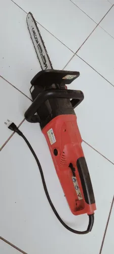 Motoserra elétrica com defeito
