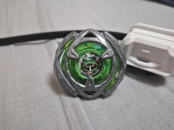 Wizard Arrow Beyblade X com lançador Hasbro