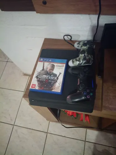 PS4 Slim 500GB, 2 controles, 5 jogos no digital e 2 no mídia física
