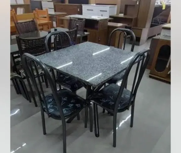Mesa de 4 cadeiras só foi tirada o plástico