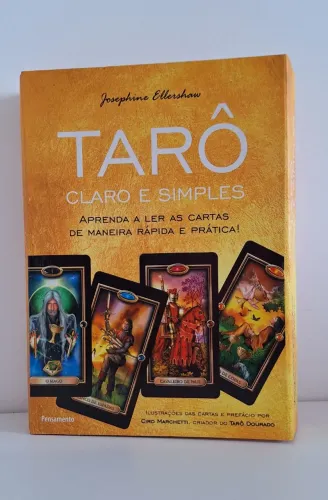 Cartas, livro e mapa de tarô