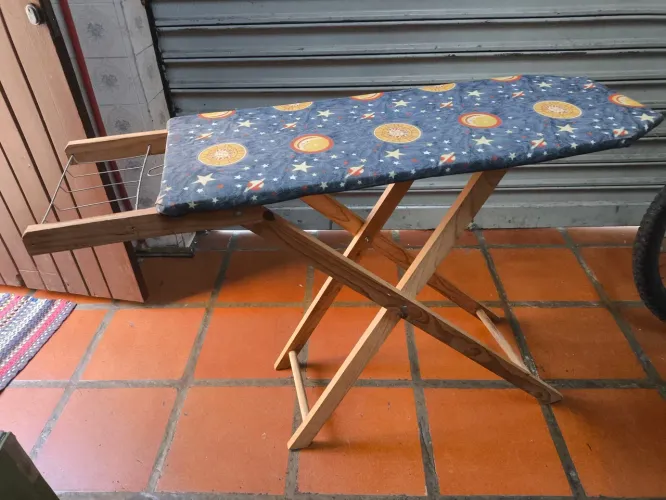 Tábua de Passar Roupas de Madeira