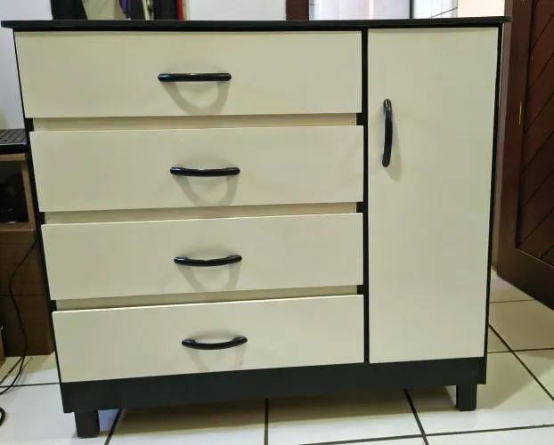 Vendo cômoda novíssima.