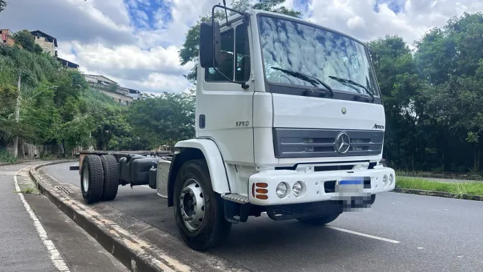 Caminhão Mercedes Atron 1719 4x2