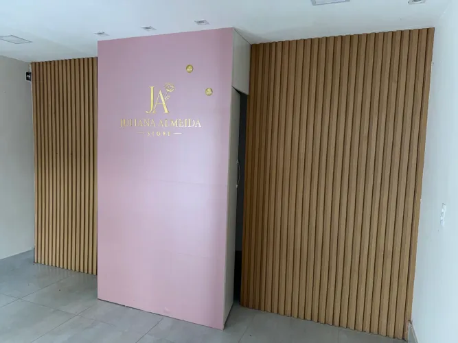 Painel para loja com estante para estoque 