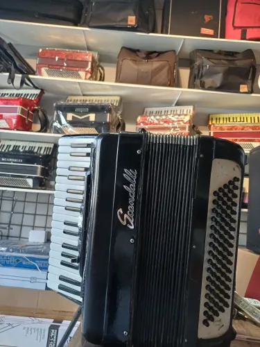 Acordeon scandalli reduzida em 2 de voz. Pronta para tocar.