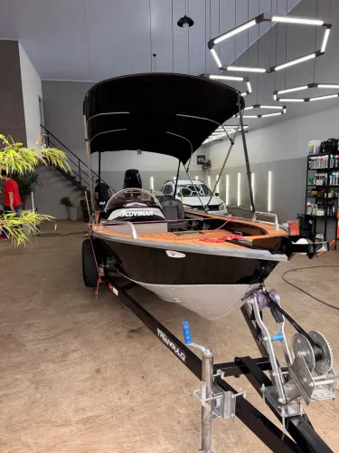 Lancha Comanche 5500 Motor 60 4 tempos