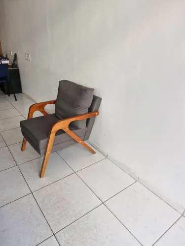 Poltrona de 1 lugar com estofado de tecido (linho)