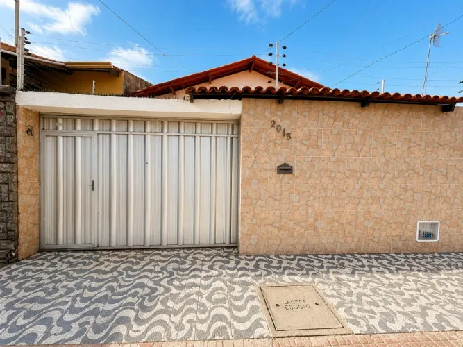 Excelente casa localizada no Itaperi, próxima às avenidas Silas Munguba e Bernardo Manuel
