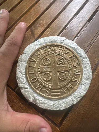 Medalha de São Bento feito de gesso para pendurar 