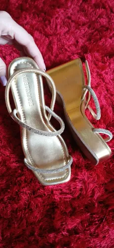 Sandália Plataforma Dourada Com Strass.