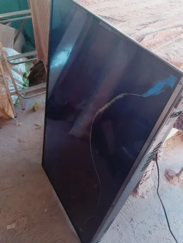 Tv plhico ptv50f60sn com defeito tela quebrada mas tá ligando sou zona leste Itaquera