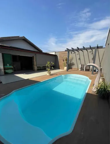 Linda casa com piscina