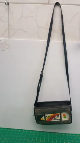 Bolsa de ombro temática strange things - design fita cassete clássica anos 80 - 23x13x7 cm