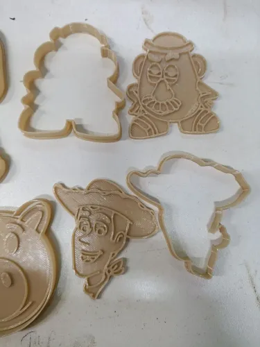 Cortador de biscoito ou massinha de modelar.