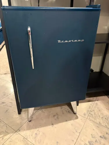 Frigobar Brastemp Retrô 76 Litros na cor azul Midnight Blue / Azul Petróleo semi nova