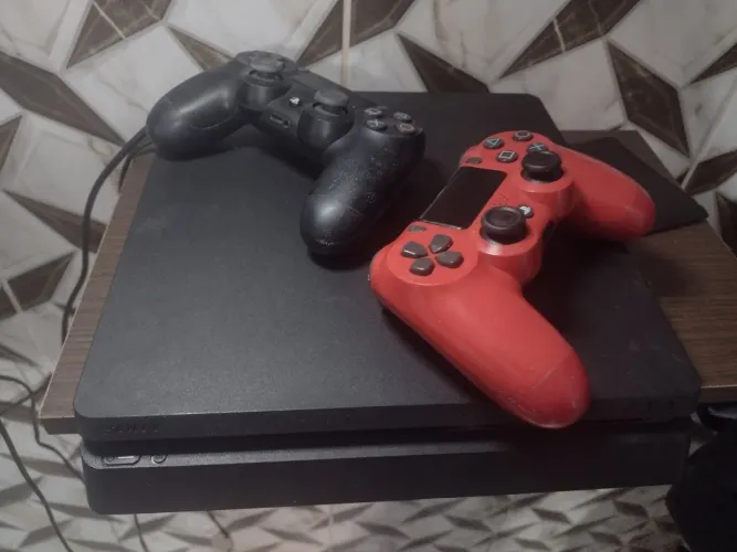 PS4 Slim 1 TB - 2 Controles + 4 Jogos - Kit Completo