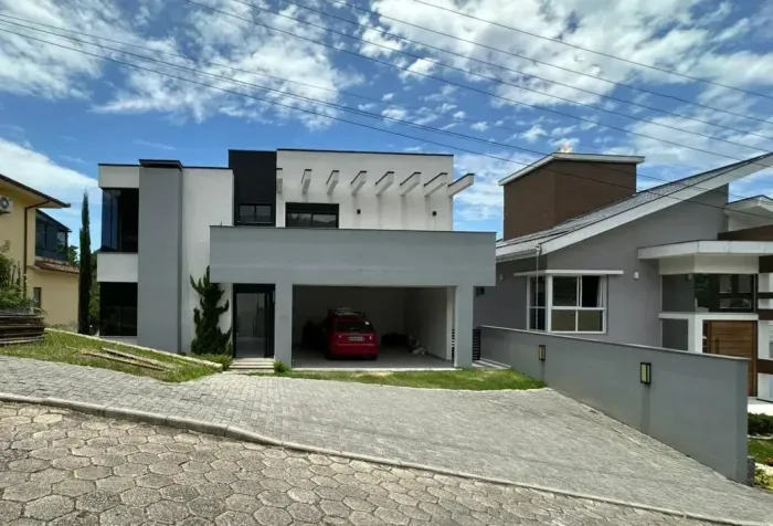 Casa de alto padrão com 5 quartos sendo 3 suítes em condomínio no bairro Trindade em Flori