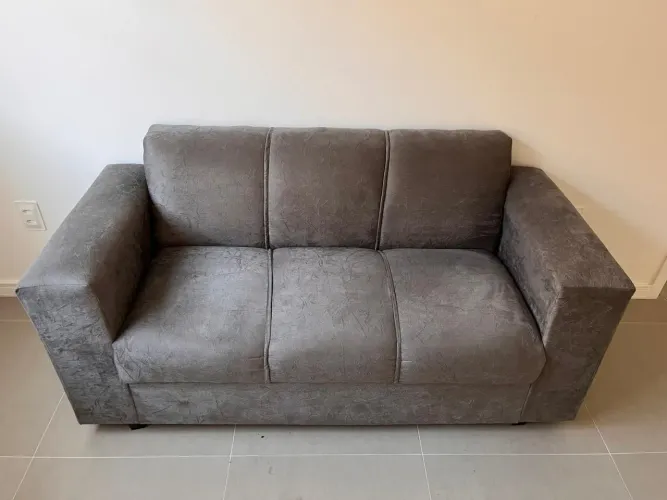 Sofá 3 lugares com puff