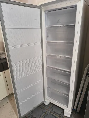 Freezer vertical fe27 Eletrolux