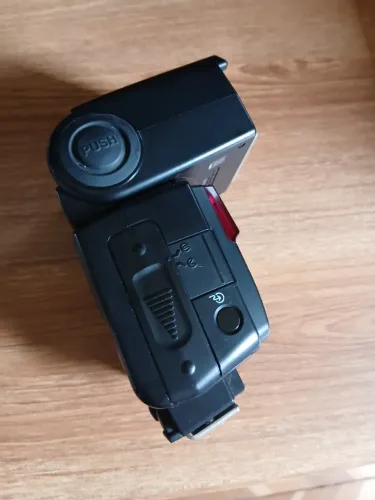 Flash Nikon SB600.