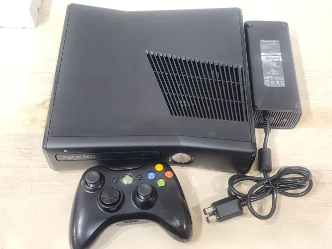 Xbox 360 Slim de 320gb com 1 controle original e fonte original 110v