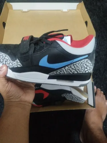 Tênis Jordan masculino, ótimo estado só foi usado 1 vez.
