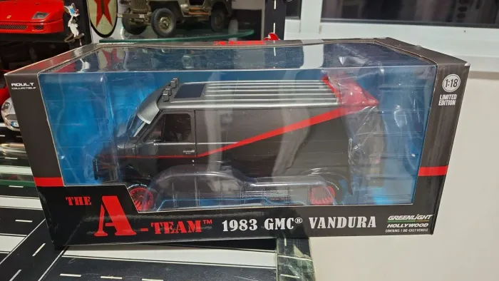 Miniatura GMC Vandura 1983 escala 1/18 Greenlight Esquadrão Classe A.