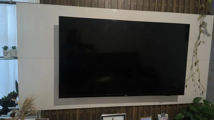 Vendo tv smartv 50 polegadas novinha. Minha filha bateu carregador na tela 