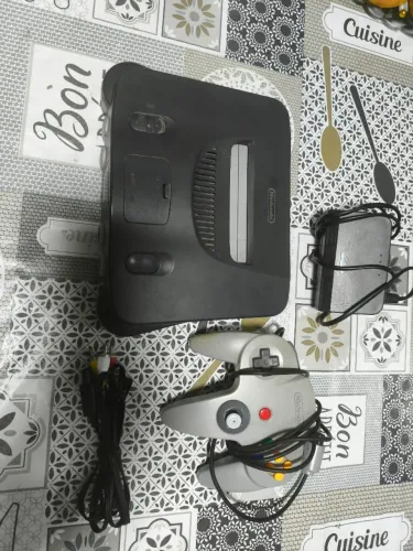 Nintendo 64 com fonte bivolt e controle original