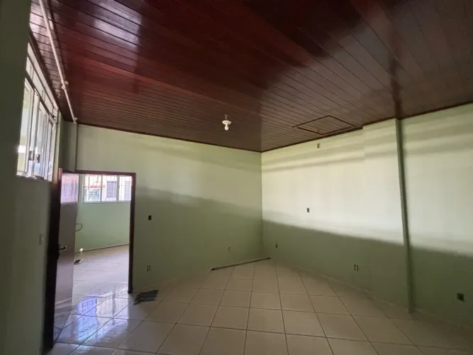 Alugo apartamento (no térreo)