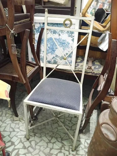 Cadeira em ferro pintado com detalhes em metal antiga...