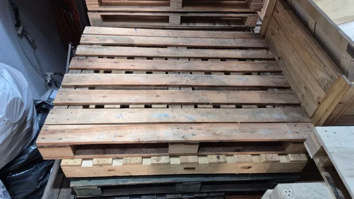Pallets seminovos madeira eucalipto resistentes, medidas a partir de 1.10mt por 1mt.