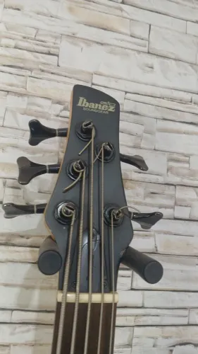 Baixo ibanez 5 cordas ativo preto. 2.500,00 parcelo juros da máquina. Particular