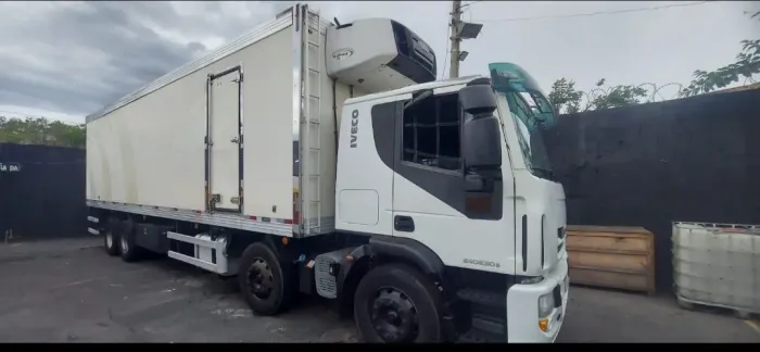 Caminhao iveco bitruck refrigerado